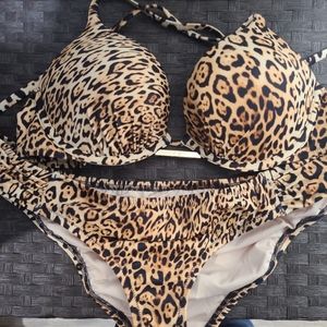 Victoria’s Secret bombshell bikini